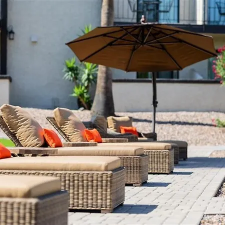 124 Fully Furnished 1Br Suite-Prime Location